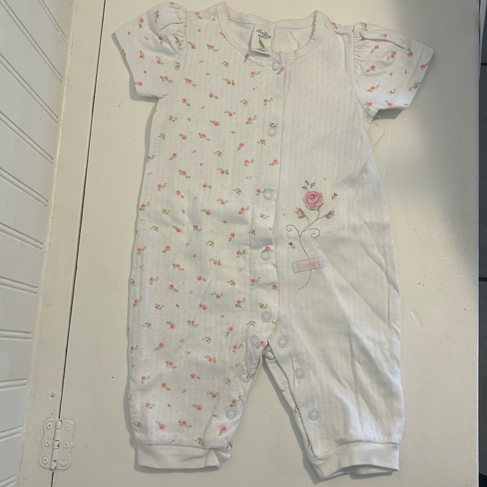 Starting Out layette, size 6 months. NWT